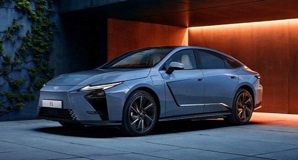 nowy Lexus ES przód