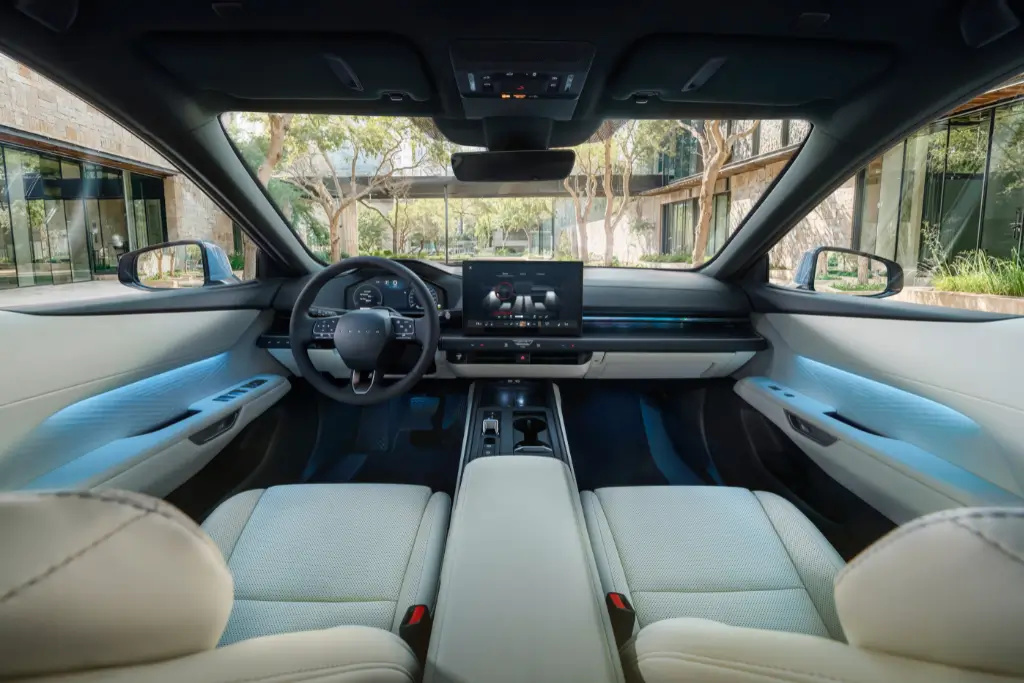 wnetrze Lexus ES ekran 14 cali